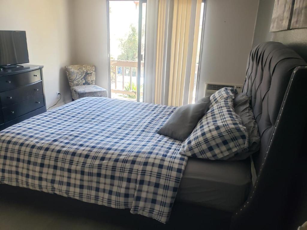 Lovely Unit Steps Away from Beverly Hills B05